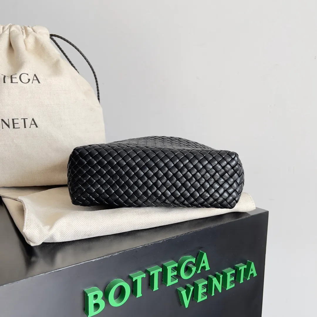 Batch 3760 BV collectible small woven handbags are really YYDS!! Bottega Veneta’s most classic small woven handbags are back! ! We use the highest quality leather with the highest craftsmanship❤️ to create the most expensive works. We have created the Intrecciato leather weaving process❤️ This unique traditional exclusive leather weaving method has not only become our logo but also reflects the time-consuming and labor-intensive craftsmanship of our products❤️ The new TOSCA handbag must be a selection worth collecting🆕 Style number: 776755 Size: 20*15.5*7cm